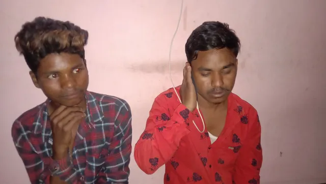 ନକଲି ସୁନା ଦେଇ ଟଙ୍କା ଠକୁଥିବା ୨ଯୁବକଙ୍କୁ ପୁଲିସ ଜିମା ଦେଲେ ଲୋକେ