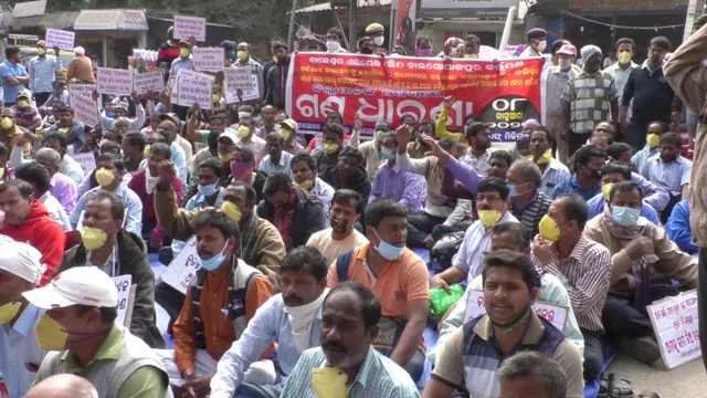 ବାଲେଶ୍ବର ଆଲଏଜ୍‌ର ଅଚଳାବସ୍ଥାକୁ ନେଇ ତେଜିଲା ଆନ୍ଦୋଳନ : ଜିଲ୍ଲାପାଳଙ୍କ କାର୍ଯ୍ୟାଳୟ ସମ୍ମୁଖରେ ଶତାଧିକ ଶ୍ରମିକଙ୍କ ଧାରଣା