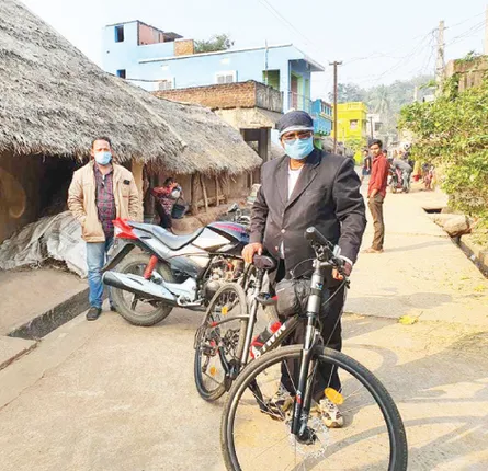 ସାଇକେଲରେ ବୁଲୁଛନ୍ତି ବିଡିଓ : ଅଭି‌ଯୋଗ ଶୁଣୁଛନ୍ତି, ସମାଧାନ କରୁଛନ୍ତି