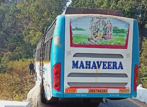 ଦିଗପହଣ୍ଡି ଘାଟିରେ ଏକ ବଡ଼ଧରଣର ଦୁର୍ଘଟଣାରୁ ବର୍ତ୍ତିଲା ଯାତ୍ରୀବାହୀ ବସ୍, ସମସ୍ତ ଯାତ୍ରୀ ସୁରକ୍ଷିତ