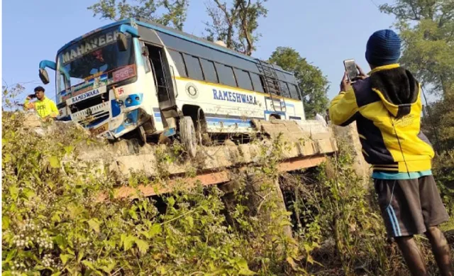 ତପ୍ତପାଣି ଘାଟିରେ ଝୁଲିଲା ବସ୍, ବର୍ତ୍ତିଗଲେ ୪୫ ଯାତ୍ରୀ