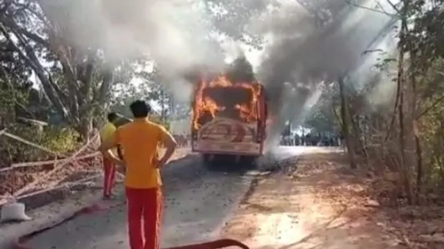 ଦାରିଙ୍ଗିବାଡ଼ି ଛକରେ ଜଳିଗଲା ଚଳନ୍ତା ବସ୍‌; ଯାତ୍ରୀ ସୁରକ୍ଷିତ