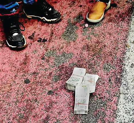 ରାସ୍ତାରେ ପଡ଼ିଥିବା ୫ଶହ ଟଙ୍କିଆ ବିଡ଼ା ଫେରାଇଲା ପୁଲିସ