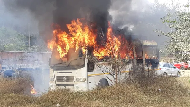 କେନ୍ଦୁଝର: ପଡ଼ିଆରେ ଛିଡ଼ା ହୋଇଥିବା ବସ୍‌ରେ ଲାଗିଲା ନିଆଁ, ଅଳ୍ପ ସମୟ ଭିତରେ ପୋଡ଼ିଗଲା