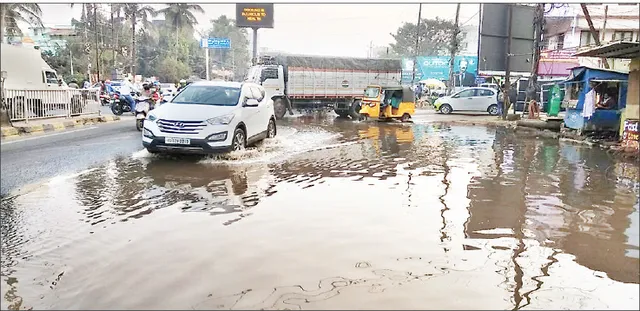 ଭୁବନେଶ୍ବର ରସୁଲଗଡ଼ ନିକଟ ଏସ୍‌ପ୍ଲାନେଡ୍‌ ଛକରେ ନର୍ଦ୍ଦମା ପୋଖରୀ