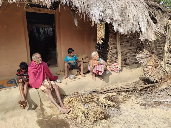 ଘର ଭାଙ୍ଗିଲେ ହାତୀପଲ, ଅଳ୍ପକେ ବର୍ତ୍ତିଲେ ୫ ଜଣ