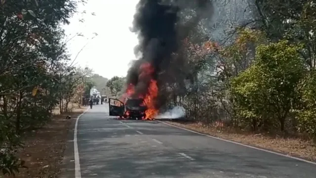 ଚଳନ୍ତା କାରରେ ଲାଗିଲା ନିଆଁ, ବର୍ତ୍ତିଗଲେ ଚାଳକ