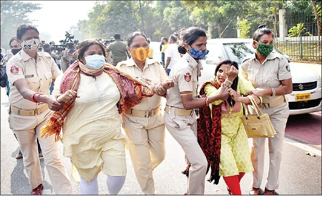 ପରୀ ହତ୍ୟା ମାମଲାର ସିବିଆଇ ତଦନ୍ତ ଦାବି, ଲୋକସେବା ଭବନ ସମ୍ମୁଖରେ ମହିଳା ମୋର୍ଚ୍ଚାର ବିକ୍ଷୋଭ