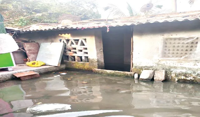 ବିଏମ୍‌ସି ଅଦୂରଦର୍ଶିତାର କୁପରିଣାମ ଭୋଗୁଛନ୍ତି ପଥରବନ୍ଧ ବସ୍ତିବାସିନ୍ଦା, ଘର ଆଗରେ ଆଣ୍ଠୁଏ ଉଚ୍ଚର ନର୍ଦ୍ଦମା ଜଳ