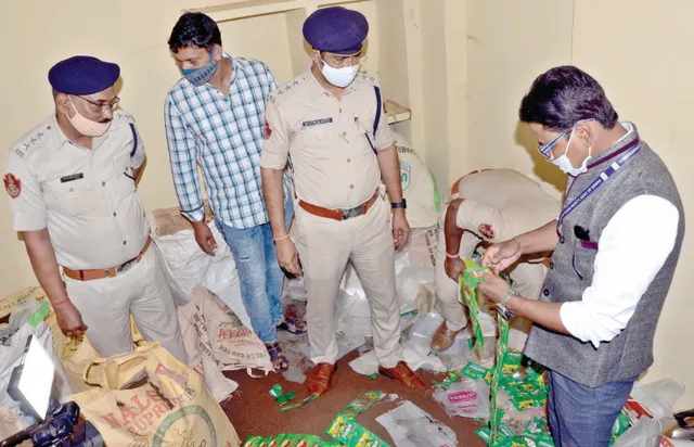 ଧରାପଡ଼ିଲା ନକଲି ଚା’ କାରଖାନା : ମାଲିକ ଅଟକ; ୪୫ କ୍ବିଣ୍ଟାଲ ଅପମିଶ୍ରିତ ଚା ଗୁଣ୍ଡ ଜବତ