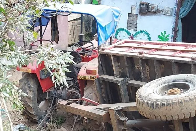 ଭାରସାମ୍ୟ ହରାଇ ଓଲଟିଲା ଇଟା ବୋଝେଇ ଟ୍ରାକ୍ଟର; ଘର ଭିତରକୁ ପଶିଗଲା, ଜଣେ ମହିଳା ଶ୍ରମିକ ମୃତ