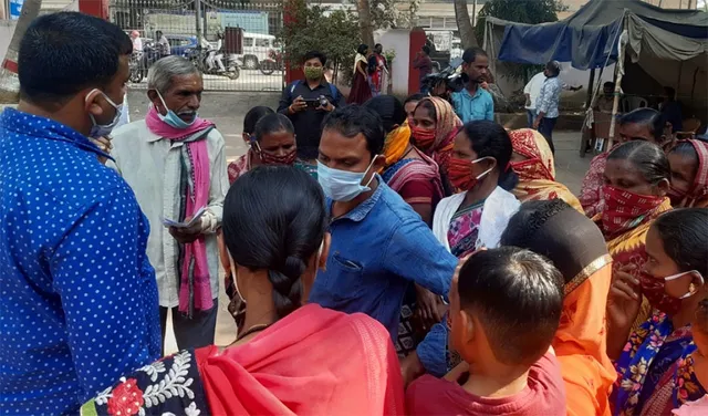 ଋଣ କରି ଠକିନେଲେ, ମହିଳା ଥାନାର ଦ୍ୱାରସ୍ଥ