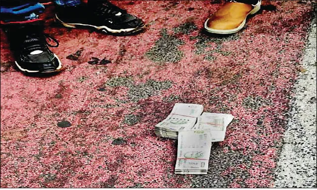 ରାସ୍ତାରେ ପଡ଼ିଥିବା ଦେଢ଼ ଲକ୍ଷ ଟଙ୍କା କାହାର? ପୁଲିସ ନେଲା ୩ ବିଡ଼ା ୫ ଶହ ଟଙ୍କିଆ