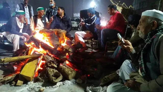 ଥଣ୍ଡାରେ ନିଆଁ ପୋଇଁବା ପାଇଁ ଗାଜିପୁର ପ୍ରତିବାଦକାରୀମାନଙ୍କ ଲାଗି ଦିଲ୍ଲୀ ଆଖପାଖର କୃଷକମାନେ ପଠାଇଲେ ଟ୍ରକ୍‌ ଟ୍ରକ୍‌ କାଠ