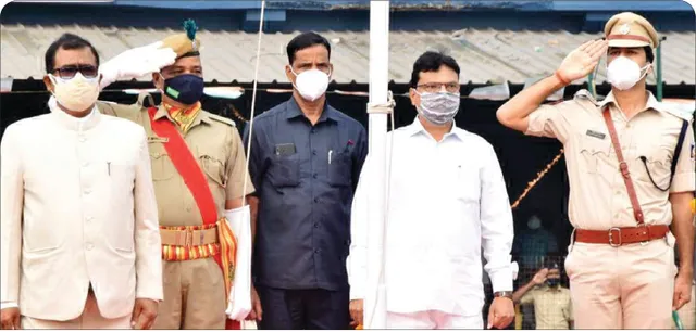 ସହରରେ ଉଡ଼ିଲା ତ୍ରିରଙ୍ଗା, ବାରବ‌ାଟୀରେ ପତାକା ଉତ୍ତୋଳନ କଲେ ମନ୍ତ୍ରୀ ନିରଞନ ପୂଜାରୀ