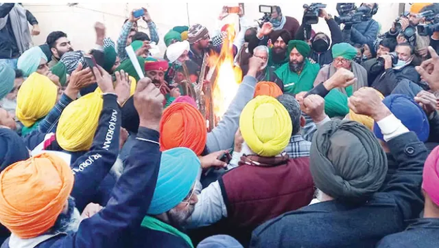 ସିଂଘୁ ସୀମାରେ କୃଷି ଆଇନର ଲ‌େକ୍ଷ କପି ପୋଡ଼ିଲେ ଚାଷୀ