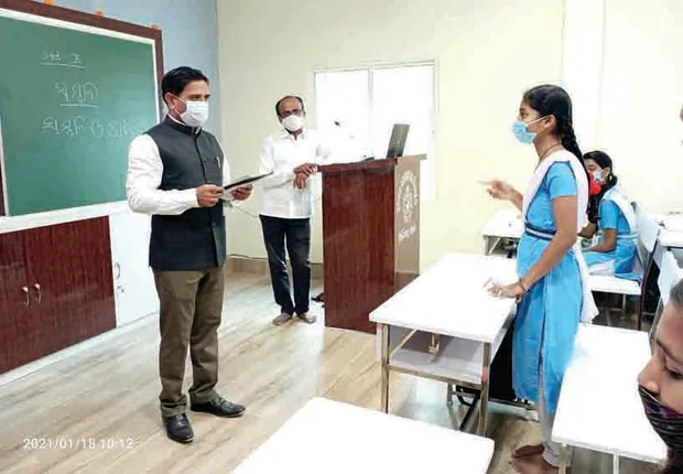 ହିଞ୍ଜିଳିକାଟୁ : ମିନିପାର୍କ ଉଦ୍‌ଘାଟିତ, ସ୍ମାର୍ଟ କ୍ଲାସ୍‌ରୁମ୍‌ରେ ପିଲାଙ୍କୁ ପଢ଼ାଇଲେ ଜିଲ୍ଲାପାଳ