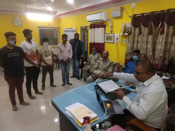 ହୁସିଆର!  ମୋବାଇଲ୍‌ରେ ଗପି ଫସିଲେ; ୧୩ ବାଇକ୍ ଚାଳକଙ୍କୁ ମାଡ଼ିବସିଲା ପୁଲିସ