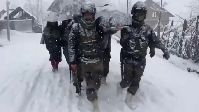 ଜମ୍ମୁ ଓ କଶ୍ମୀରରେ ପ୍ରବଳ ତୁଷାରପାତ ମଧ୍ୟରେ ମହିଳା ଏବଂ ତାଙ୍କ ନବଜାତକକୁ ୬ କି.ମି. ବୋହି ନେଲେ ସେନା ଯବାନ