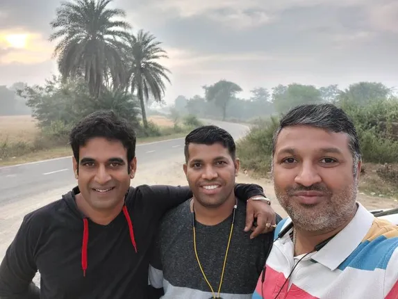 ଗୋମାତା ସେବା ନିଶାରେ ଚାକିରି ଛାଡ଼ିଲେ ଦୁଇବନ୍ଧୁ; ଡାଏରୀ ଫାର୍ମ କରି ନିଜେ ଆତ୍ମନିର୍ଭର ହେବା ସହ ୨୦ଜଣଙ୍କୁ ଦେଲେ ନିଯୁକ୍ତି