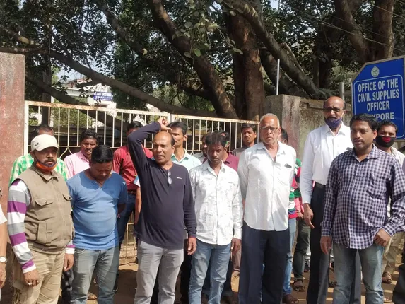 ମଣ୍ଡିରୁ ଶୀଘ୍ର ଧାନ ଉଠାଇବାକୁ ନେଇ ଚାଷୀ ଓ ପିଆରଏ ପକ୍ଷରୁ ଜିଲ୍ଲା ଯୋଗାଣ ଅଧିକାରୀଙ୍କ କାର୍ଯ୍ୟାଳୟ ସମ୍ମୁଖରେ ଧାରଣା