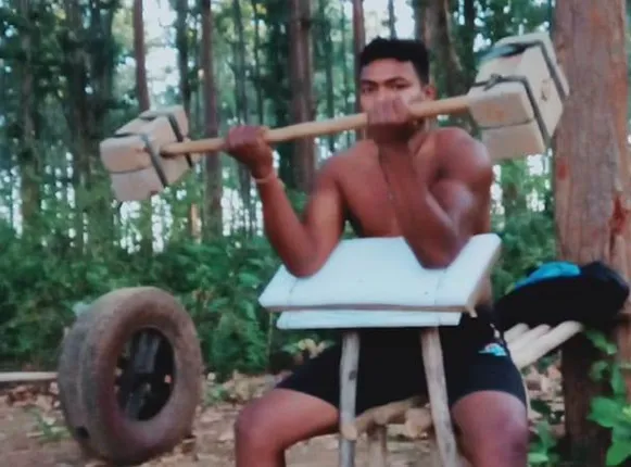 ଯୁବକଙ୍କ ନିଆରା ସଉକ: ଘଂଚ ଜଙ୍ଗଲରେ ପ୍ରାକୃତିକ ସାମଗ୍ରୀକୁ ନେଇ ଆରମ୍ଭ କରିଛନ୍ତି ମୁକ୍ତାକାଶ ଜିମ୍