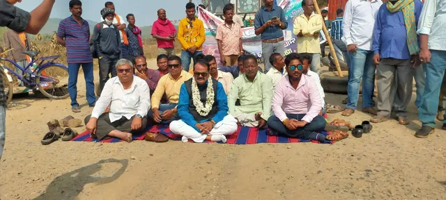 ୧୨ଦିନ ହେବ ମଣ୍ଡିରେ ପଡ଼ିଛି ଧାନ: ତାରାଙ୍କ ନେତୃତ୍ବରେ ୭ଘଣ୍ଟା ରାସ୍ତାରୋକ