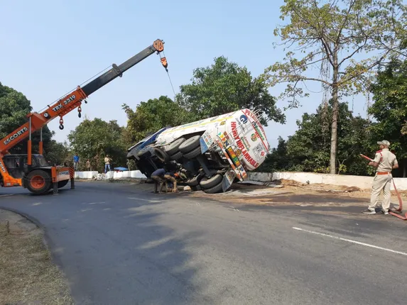 ଘାଟିରେ ଓଲଟିଲା ଟ୍ୟାଙ୍କର, ୩ଘଣ୍ଟା ଧରି ଗାଡ଼ି ଚଳାଚଳ ବାଧାପ୍ରାପ୍ତ