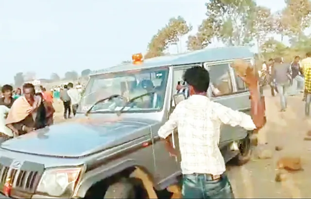 କେନ୍ଦୁଝରରେ ପୁଲିସ-ଜନତା ମୁହାଁମୁହିଁ : କୁକୁଡ଼ା ଲଢ଼େଇକୁ ନେଇ ଉତ୍ତେଜନା, ପୁଲିସକୁ ଆକ୍ରମଣ