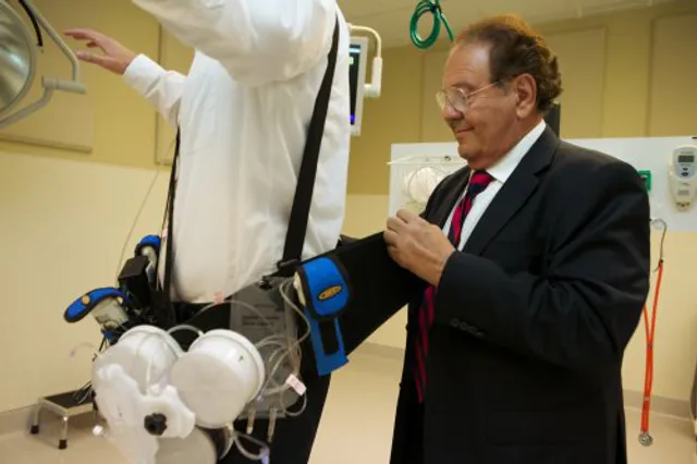 ଖୋଲା ଝରକା : ପିନ୍ଧି ହେଉଥିବା ଡାଏଲିସିସ୍‌ ମେସିନ୍‌