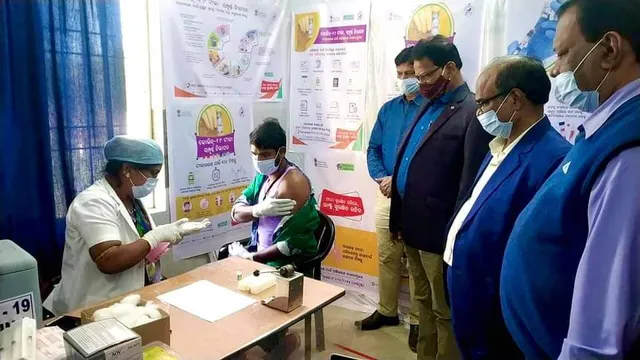 କୋରାପୁଟରେ  ଟିକା ନେଲେ ୫୨୫ ଜଣ, ପ୍ରଥମ ଟିକା ନେଲେ ସଫାଇ କର୍ମଚାରୀ ପଦ୍ମନ ହରିଜନ