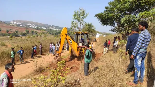 ସୀମା ବିବାଦରେ ଫସି ଗଲା ଗାଁର ବିକାଶ; ଡ୍ରୋଜର ଲାଗାଇ କାମ କରାଇଲେ ୫ ଖଣ୍ଡ ଗାଁର ଲୋକ