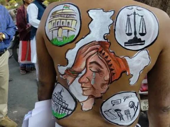 ସୁପ୍ରିମ୍‌କୋର୍ଟ ଆଇନ୍‌ଜୀବୀଙ୍କ ଅଭିନବ ପ୍ରତିବାଦ : ଦେହରେ ଆଙ୍କିଲେ ବାସ୍ତୁହରାଙ୍କ କରୁଣ ଚିତ୍ର