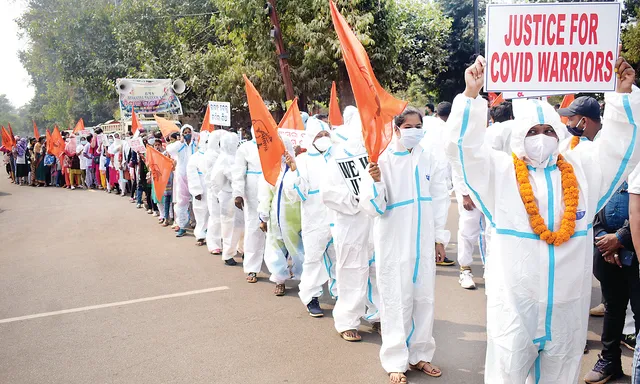 ଆନ୍ଦୋଳନକୁ ତୀବ୍ର କଲେ ପାରାମେଡିକାଲ୍ କର୍ମଚାରୀ