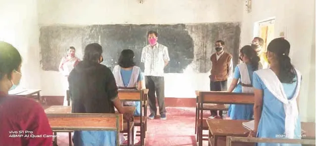 ନିମାପଡ଼ା : ଛାତ୍ରଛାତ୍ରୀଙ୍କୁ ପାଠ ପଢ଼ାଇଲେ ମନ୍ତ୍ରୀ