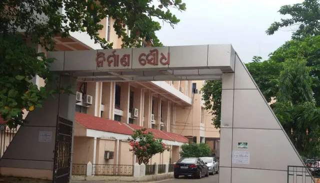 ସନ୍ଧ୍ୟା ସାଢ଼େ ୫ଟା ସୁଦ୍ଧା ମହିଳା କର୍ମଚାରୀ ଅଫିସ୍‌ ଛାଡ଼ିବା ନିର୍ଦ୍ଦେଶ ପ୍ରସଙ୍ଗ: ସ୍ପଷ୍ଟୀକରଣ ମାଗିଲା ପୂର୍ତ୍ତ ବିଭାଗ