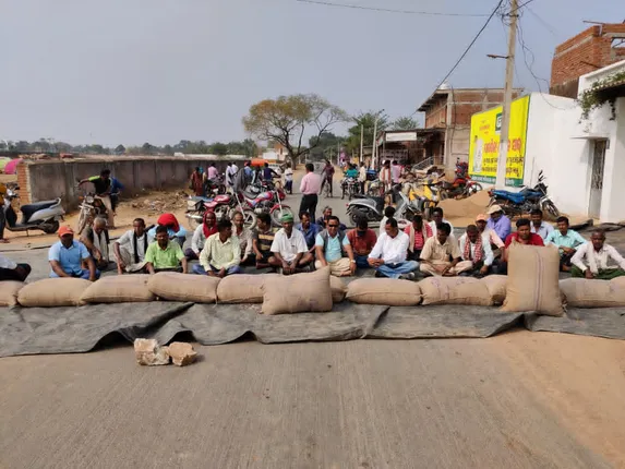 ନୂଆପଡ଼ା : ଧାନବସ୍ତା ରଖି ନୂଆପଡ଼ା-ପତୋରା ରସ୍ତା ଅବରୋଧ
