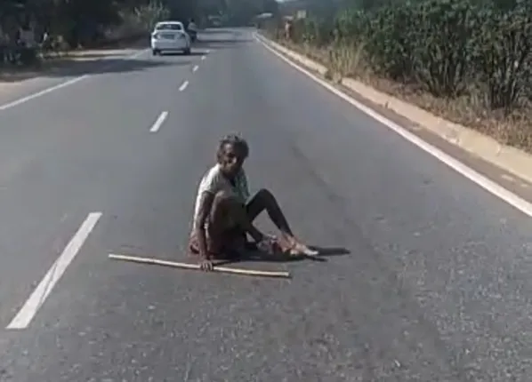 ଭତ୍ତା ଆଣିବାକୁ ଘୋଷାଡ଼ି ଘୋଷାଡ଼ି ହୋ‌ଇ ଏନ୍‌ଏଚ୍‌ ପାର ହେଲେ ବୃଦ୍ଧ