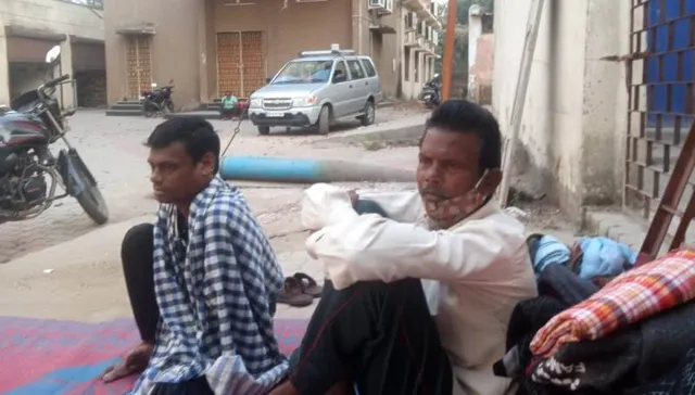 କଟକରେ ଖୋଲା ଆକାଶ ତଳେ ପଡ଼ିଛନ୍ତି ସମ୍ବଲପୁରର କର୍କଟ ରୋଗୀ : ହେଉନି ଆଡ୍‌ମିସନ୍‌, ଅଲଟ୍ରାସାଉଣ୍ଡ୍‌ ପାଇଁ ଅପେକ୍ଷା