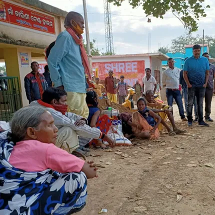 ଦଲାଲଙ୍କ ପାଇଁ ନେତ୍ର ଅସ୍ତ୍ରୋପଚାର ଗାଡି ପଳାଇଲା, ବୃଦ୍ଧ-ବୃଦ୍ଧାଙ୍କୁ ଗାଡି କରି ଘରେ ଛାଡିଲେ ପୁଲିସ ବାବୁ