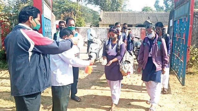 କନ୍ଧମାଳରେ ସ୍କୁଲ୍ ଖୋଲିଲା: ପ୍ରବେଶ ପୂର୍ବରୁ ହେଲା ଛାତ୍ରଛାତ୍ରୀଙ୍କ ଥର୍ମାଲ ସ୍କ୍ରିନିଂ ଓ ହାତସଫା