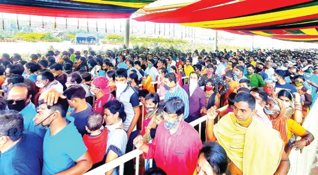 ଅସମ୍ଭାଳ ଭିଡ଼ : ମହାପ୍ରଭୁଙ୍କ ଦର୍ଶନ କଲେ ଲକ୍ଷାଧିକ ଶ୍ରଦ୍ଧାଳୁ