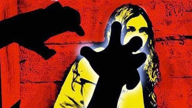 ଚଳନ୍ତା ବସରେ ଯୁବତୀଙ୍କୁ ଦୁଷ୍କର୍ମ କରିବା ପରେ ହତ୍ୟାର ଧମକ ଦେଇ ଦୁଷ୍କର୍ମକାରୀ ଫେରାର