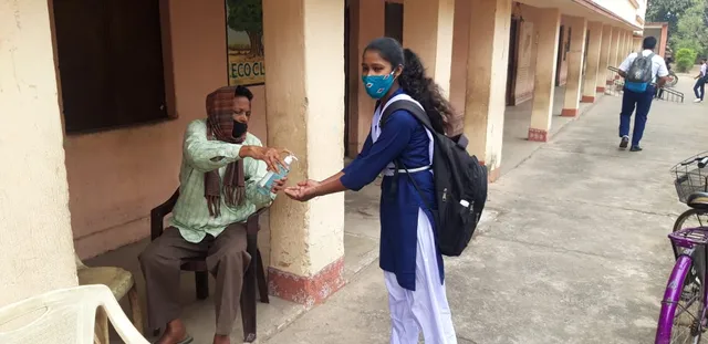 ରାଉରକେଲା: ଛାତ୍ରଛାତ୍ରୀମାନେ ସ୍କୁଲ ଭିତରକୁ ପ୍ରବେଶ କରିବା ପୂର୍ବରୁ ହାତ ବିଶୋଧନ କରୁଛନ୍ତି