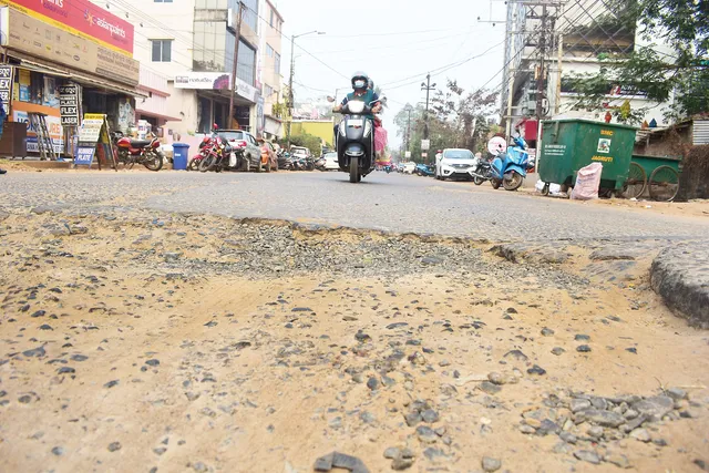 କାହିଁକି ଚକାଚକ୍ ହେଉନି ରାଜଧାନୀ ରାସ୍ତା? କୋଟିକୋଟି ଖର୍ଚ୍ଚ ହେଉଛି, କିନ୍ତୁ ଦଦରା