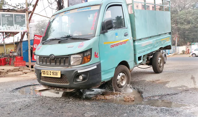 ଇଏ ରାଜଧାନୀ ନା କେଉଁ ଉପାନ୍ତ ଅଞ୍ଚଳ? ଜୀବନ ନେଇଯିବ ରସୁଲଗଡ଼ ଶିଳ୍ପାଞ୍ଚଳ ରାସ୍ତା