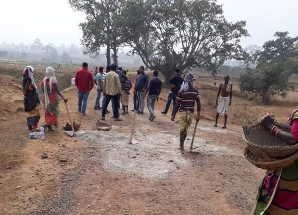 ରାସ୍ତାକୁ ନେଇ ଉତ୍ତେଜନା, କାମ ବନ୍ଦ କଲେ ଗ୍ରାମବାସୀ