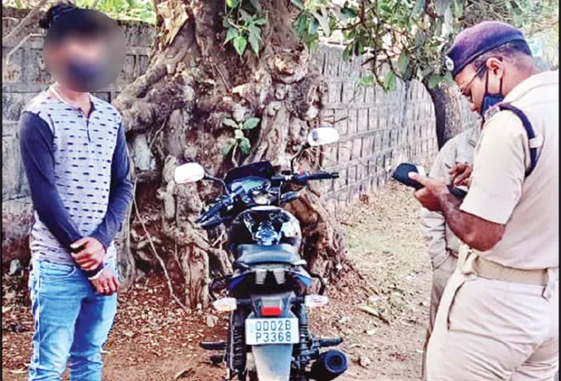 ବିନା ଡିଏଲ୍‌ରେ ବାଇକ୍ ଚଳାଇବା ମହଙ୍ଗା ପଡ଼ିଲା, ନାବାଳକକୁ ୨୬ ହଜାର ଜରିମାନା
