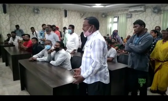 ସମଲେଶ୍ବରୀ ମନ୍ଦିର ସୌନ୍ଦର୍ଯ୍ୟକରଣ ପାଇଁ ବିସ୍ଥାପନକୁ ବିରୋଧ, ବୈଠକରେ ପାଟିତୁଣ୍ଡ, ଅଧାରୁ ବନ୍ଦ