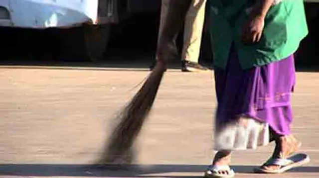 ସଫେଇ କର୍ମଚାରୀକୁ ଶାରୀରିକ ନିର୍ଯାତନା! ଭିଡିଓ ଭାଇରାଲ୍‌ ପରେ ଚାକିରିରୁ ତଡ଼ିଲେ